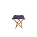 UNE PETITE CHAISE EN BOIS AVEC UN SIÈGE IMPRIMÉ